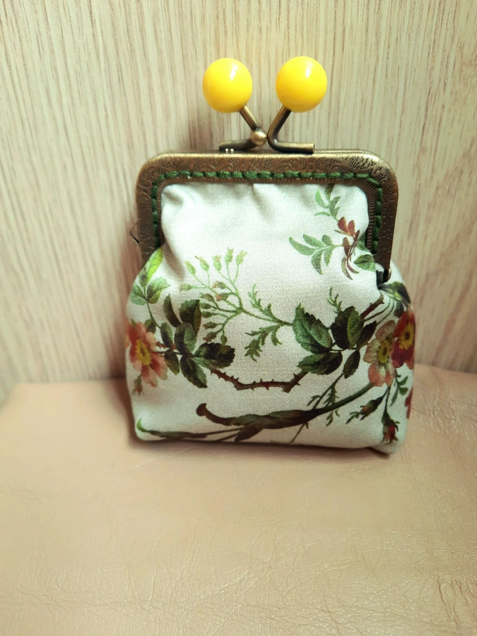 Monedero vintage floral Pieza única - Broche beso bolas amarillas